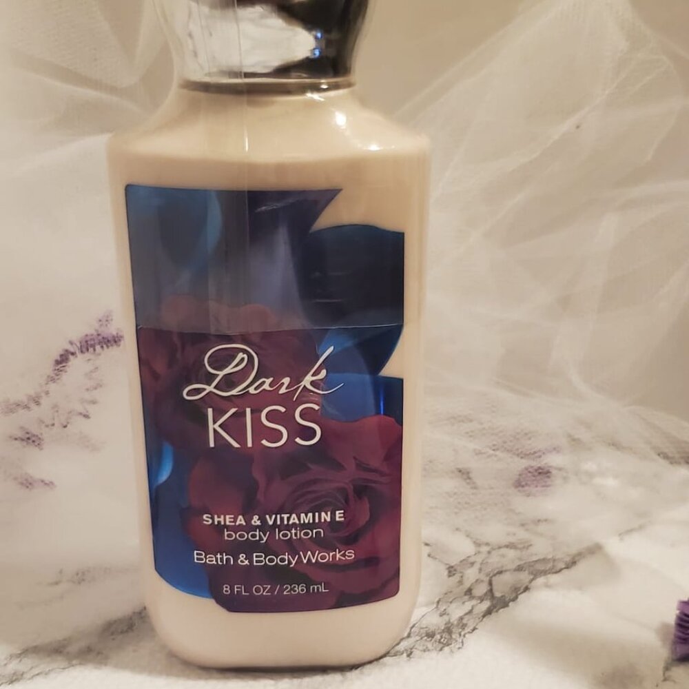 Bath & Body Works Dark Kiss Body Lotion – Rich Berry & Vanilla – 8 oz